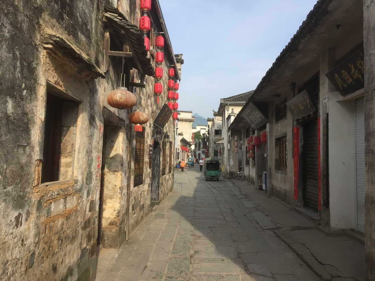 华人连体兄弟赴美表演成富豪,还娶一对漂亮姐妹花,生下22个孩子